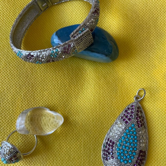 Ring, pendant and spring cuff bracelet in purple, white and turquoise. - Picture 3 of 5